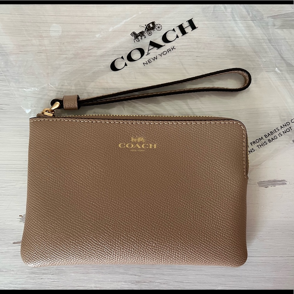 NWT COACH Corner Zip Wristlet